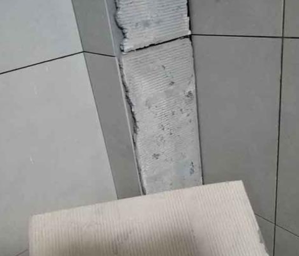 康巴什瓷砖空鼓维修公司分享下厨房瓷砖脱落的补救措施。